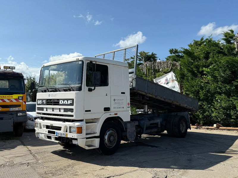 DAF 95.430 ATI 4X2 Tipper SPRING/AIR ZF MAN GEARBOX - Kravas automašīna pašizgāzējs: foto 2 DAF 95.430 ATI 4X2 Tipper SPRING/AIR ZF MAN GEARBOX - Kravas automašīna pašizgāzējs: foto 2