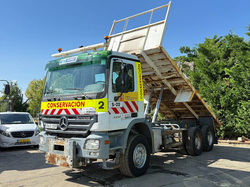 Mercedes-Benz Actros 3332 V6 MP2 6X4 Spring/Spring Tipper/Benne EPS Manual Gear - Kravas automašīna pašizgāzējs: foto 2 Mercedes-Benz Actros 3332 V6 MP2 6X4 Spring/Spring Tipper/Benne EPS Manual Gear - Kravas automašīna pašizgāzējs: foto 2