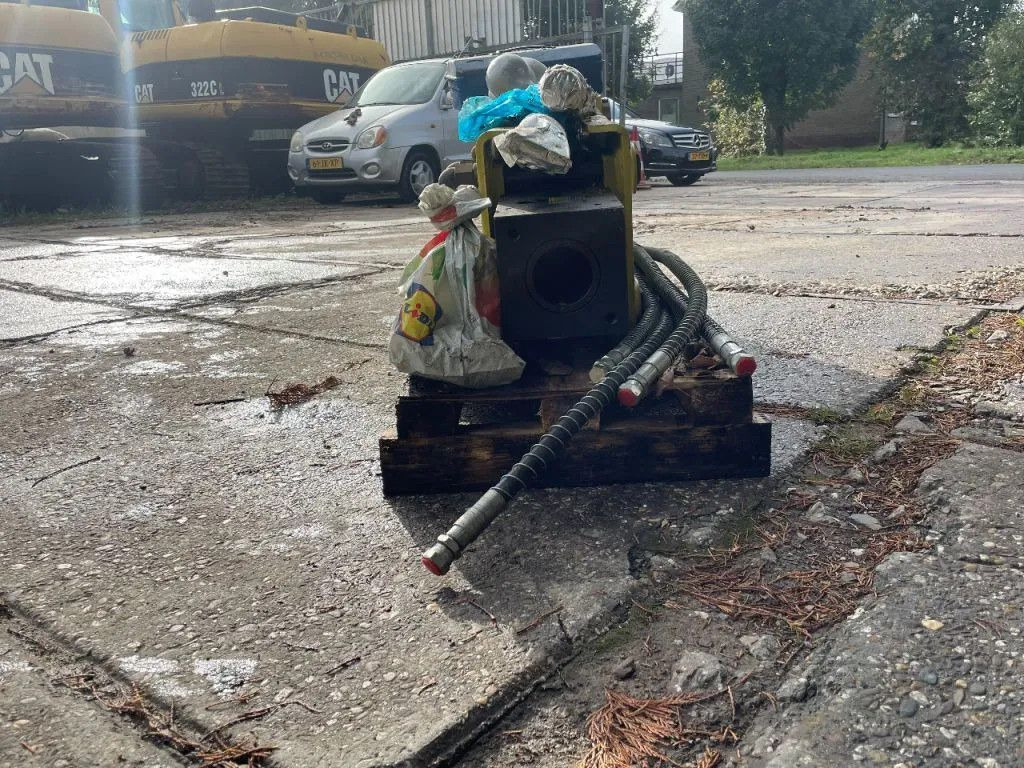 Soosan SB43 Hydraulic Breaker Soosan SB43 Hydraulic Breaker - Hidrauliskais āmurs - Celtniecības tehnika: foto 4 Soosan SB43 Hydraulic Breaker Soosan SB43 Hydraulic Breaker - Hidrauliskais āmurs - Celtniecības tehnika: foto 4