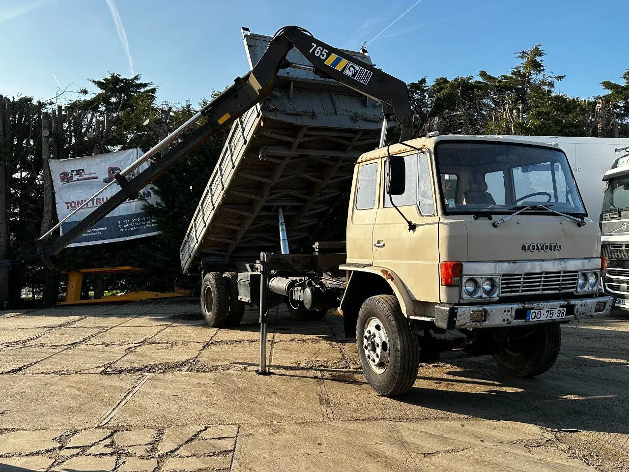Kravas automašīna pašizgāzējs Toyota HINO 14T 4X2 Tipper+Crane Hiab 765 Spring/Spring: foto 1
