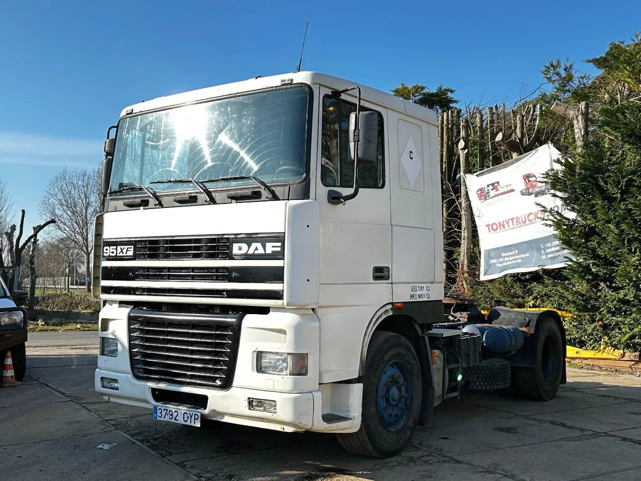 DAF XF 95.380 4X2 Tractor-unit Spring/Air ZF Manual DAF XF 95.380 4X2 Tractor-unit Spring/Air ZF Manual - Vilcējs: foto 2 DAF XF 95.380 4X2 Tractor-unit Spring/Air ZF Manual DAF XF 95.380 4X2 Tractor-unit Spring/Air ZF Manual - Vilcējs: foto 2