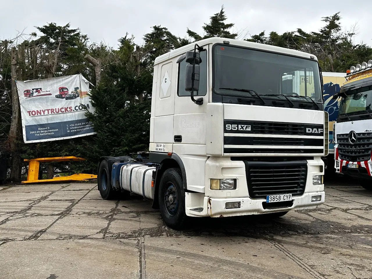 DAF XF 95.380 4X2 Tractor-unit Spring/Air ZF Manual DAF XF 95.380 4X2 Tractor-unit Spring/Air ZF Manual - Vilcējs: foto 1 DAF XF 95.380 4X2 Tractor-unit Spring/Air ZF Manual DAF XF 95.380 4X2 Tractor-unit Spring/Air ZF Manual - Vilcējs: foto 1
