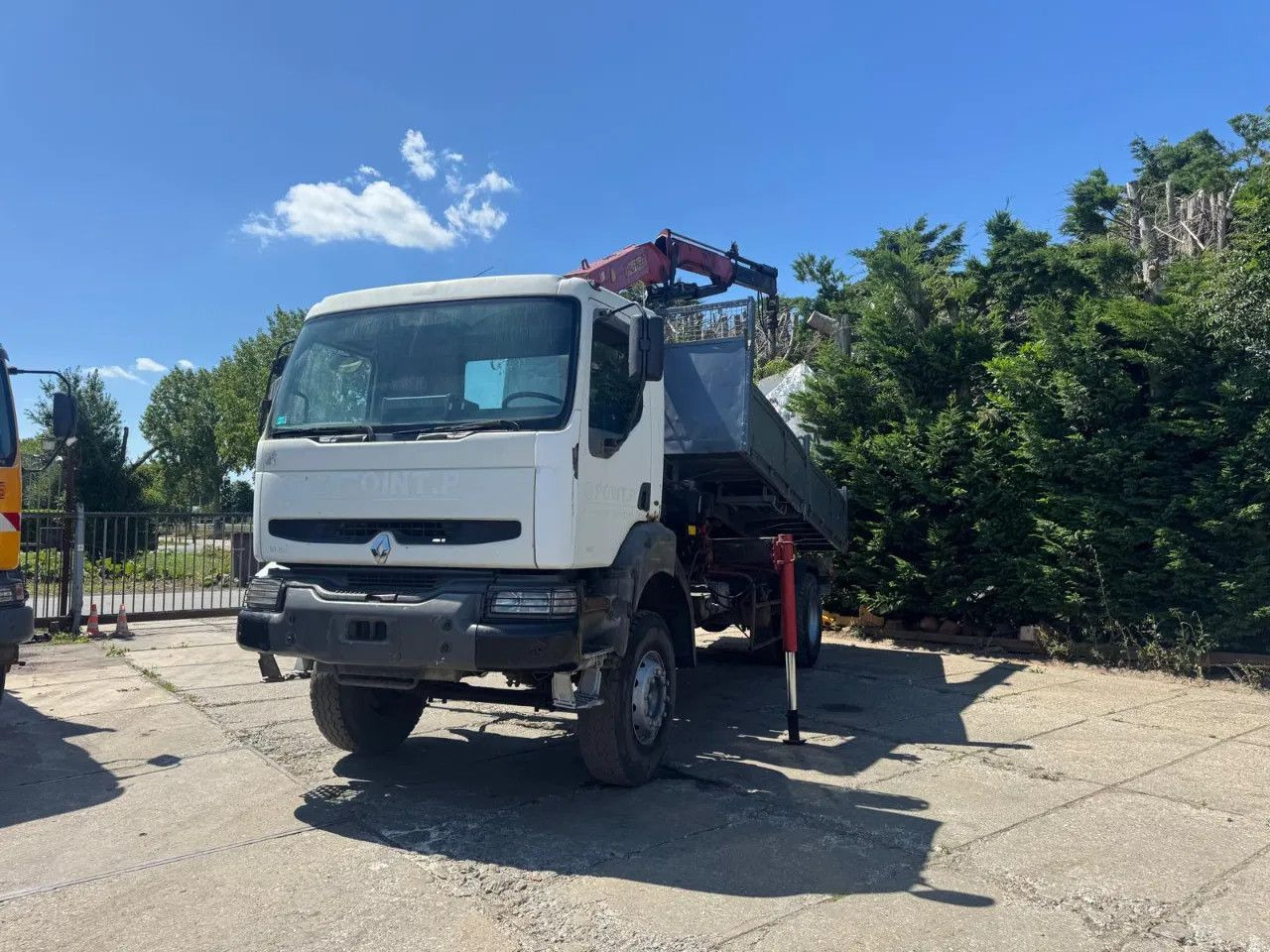 Renault Kerax 340 4X2 Tipper+Crane Spring/Spring Euro2 M - Vilcējs: foto 2 Renault Kerax 340 4X2 Tipper+Crane Spring/Spring Euro2 M - Vilcējs: foto 2