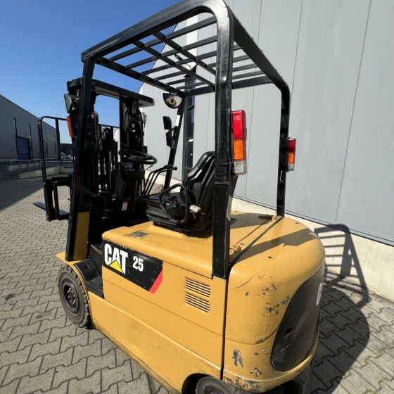 Elektroiekrāvējs Caterpillar EP25K-PAC: foto 16