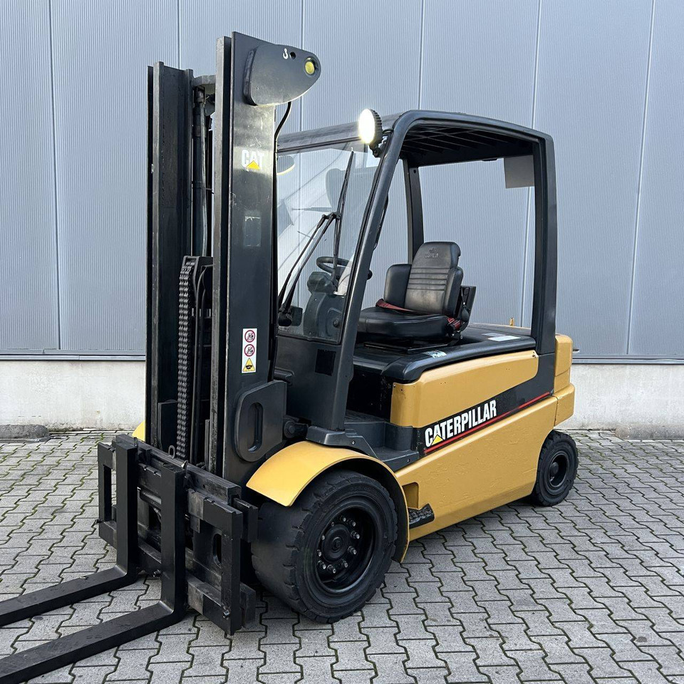 Caterpillar EP50 - Elektroiekrāvējs: foto 1 Caterpillar EP50 - Elektroiekrāvējs: foto 1