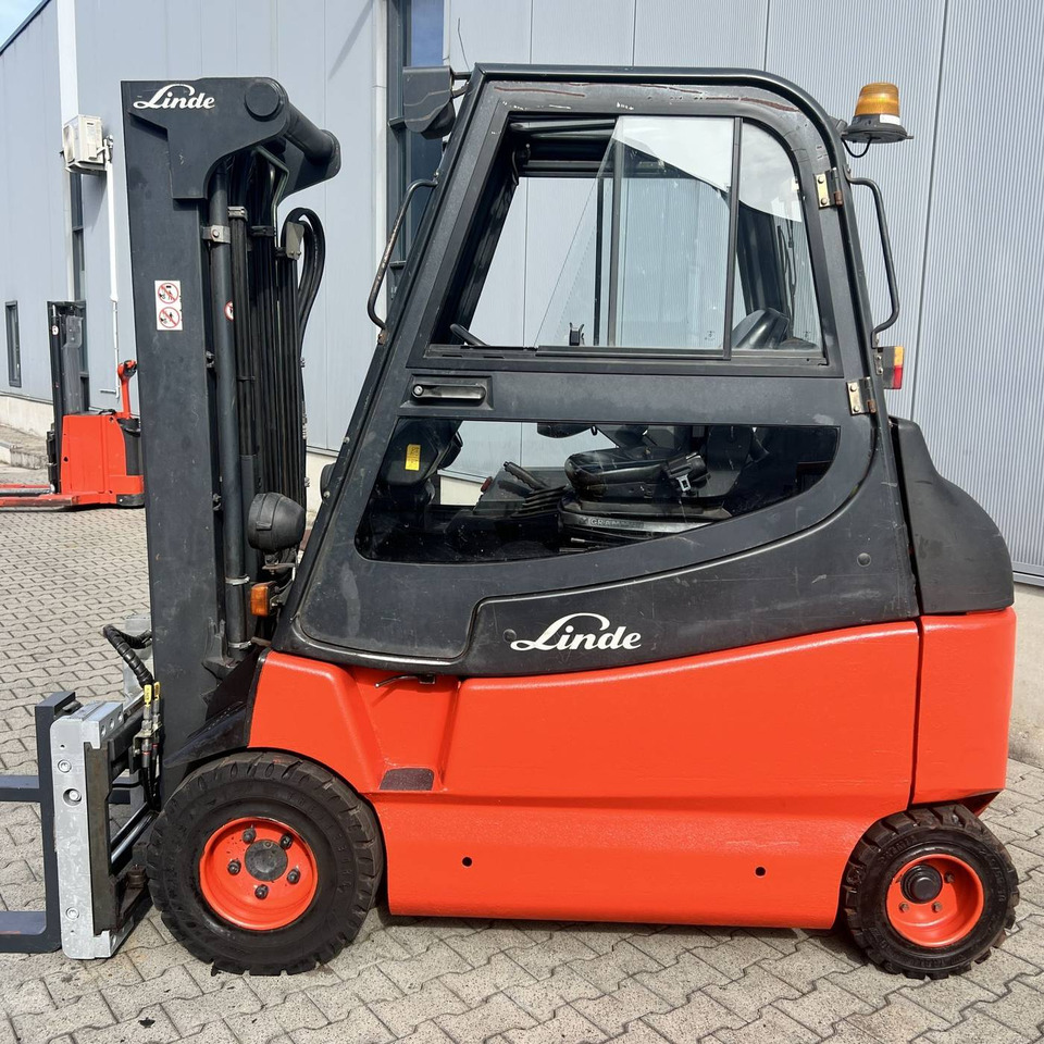 Linde E30-600S (336-03) - Elektroiekrāvējs: foto 2 Linde E30-600S (336-03) - Elektroiekrāvējs: foto 2