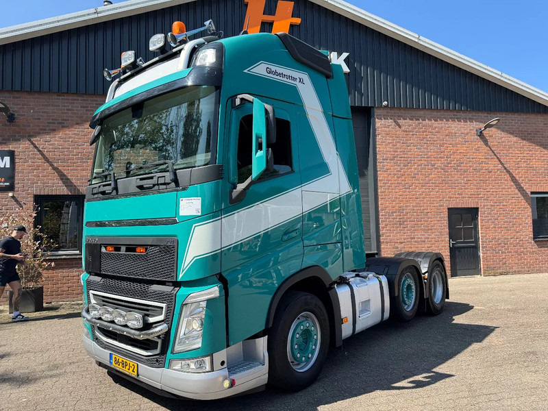 Volvo FH 500 Globetrotter XL ADR! 305.330KM! Gestuurde Voorloopas 2x tank APK 03/2026 - Vilcējs: foto 1 Volvo FH 500 Globetrotter XL ADR! 305.330KM! Gestuurde Voorloopas 2x tank APK 03/2026 - Vilcējs: foto 1