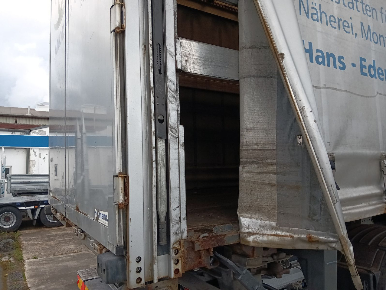 Hofmann 2xWB2205 C745 9/2007 Hubdach,Curtainsider,Edscha Hofmann 2xWB2205 C745 9/2007 Hubdach,Curtainsider,Edscha - Kravas kaste ar tentu: foto 3 Hofmann 2xWB2205 C745 9/2007 Hubdach,Curtainsider,Edscha Hofmann 2xWB2205 C745 9/2007 Hubdach,Curtainsider,Edscha - Kravas kaste ar tentu: foto 3