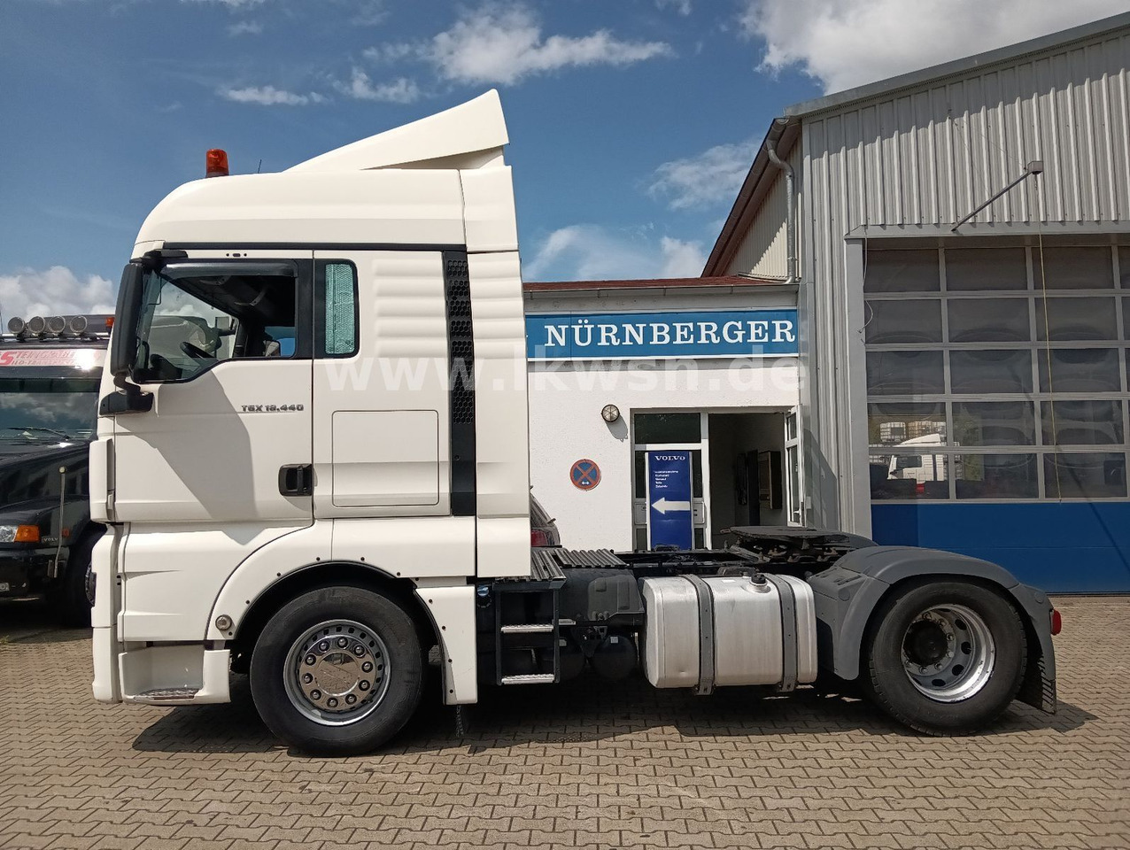 MAN TGX 18:440 FLT XLX 2xTank Klima Spoiler Kühlbox MAN TGX 18:440 FLT XLX 2xTank Klima Spoiler Kühlbox - Vilcējs: foto 3 MAN TGX 18:440 FLT XLX 2xTank Klima Spoiler Kühlbox MAN TGX 18:440 FLT XLX 2xTank Klima Spoiler Kühlbox - Vilcējs: foto 3