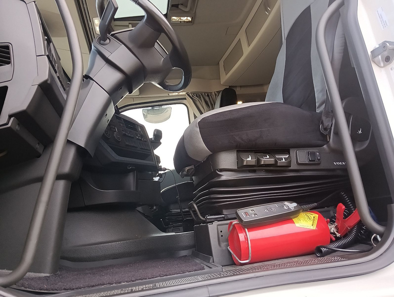 Volvo FH500 8x4R RETARDER LIFT MEILLER-Asphalt FunkAHK - Kravas automašīna pašizgāzējs: foto 5 Volvo FH500 8x4R RETARDER LIFT MEILLER-Asphalt FunkAHK - Kravas automašīna pašizgāzējs: foto 5