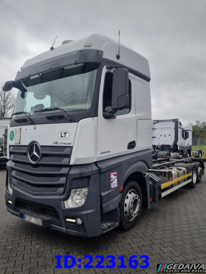 MERCEDES-BENZ Actros 2542 BDF 6x2 Euro6 - Šasija kravas automašīna: foto 2 MERCEDES-BENZ Actros 2542 BDF 6x2 Euro6 - Šasija kravas automašīna: foto 2