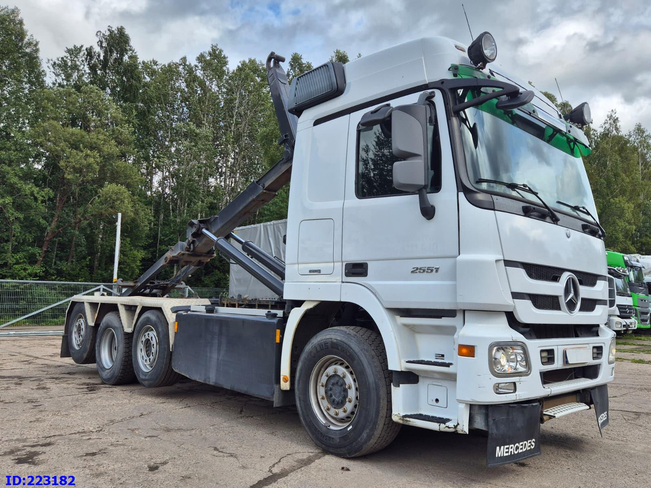 MERCEDES-BENZ Actros 2551 8x2 V8 Retarder - Pacēlājs ar āķi: foto 4 MERCEDES-BENZ Actros 2551 8x2 V8 Retarder - Pacēlājs ar āķi: foto 4
