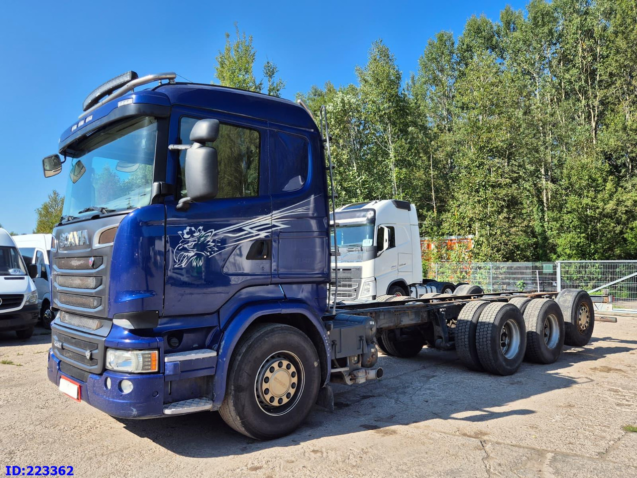 SCANIA R580 8x4 Euro6 Retarder - Šasija kravas automašīna: foto 1 SCANIA R580 8x4 Euro6 Retarder - Šasija kravas automašīna: foto 1