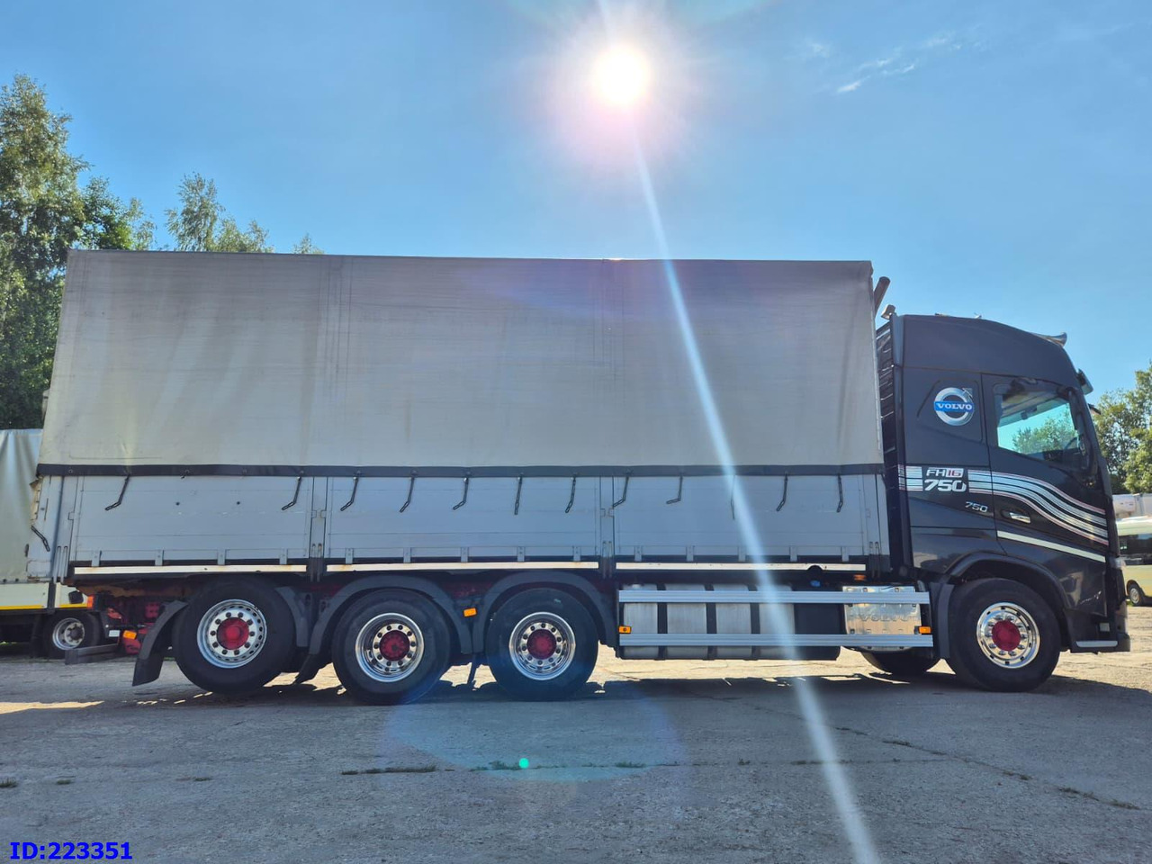 VOLVO FH16 750HP - 8x4-Steering axle - Kravas automašīna ar tentu: foto 5 VOLVO FH16 750HP - 8x4-Steering axle - Kravas automašīna ar tentu: foto 5