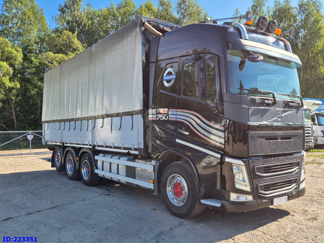 VOLVO FH16 750HP - 8x4-Steering axle - Kravas automašīna ar tentu: foto 4 VOLVO FH16 750HP - 8x4-Steering axle - Kravas automašīna ar tentu: foto 4