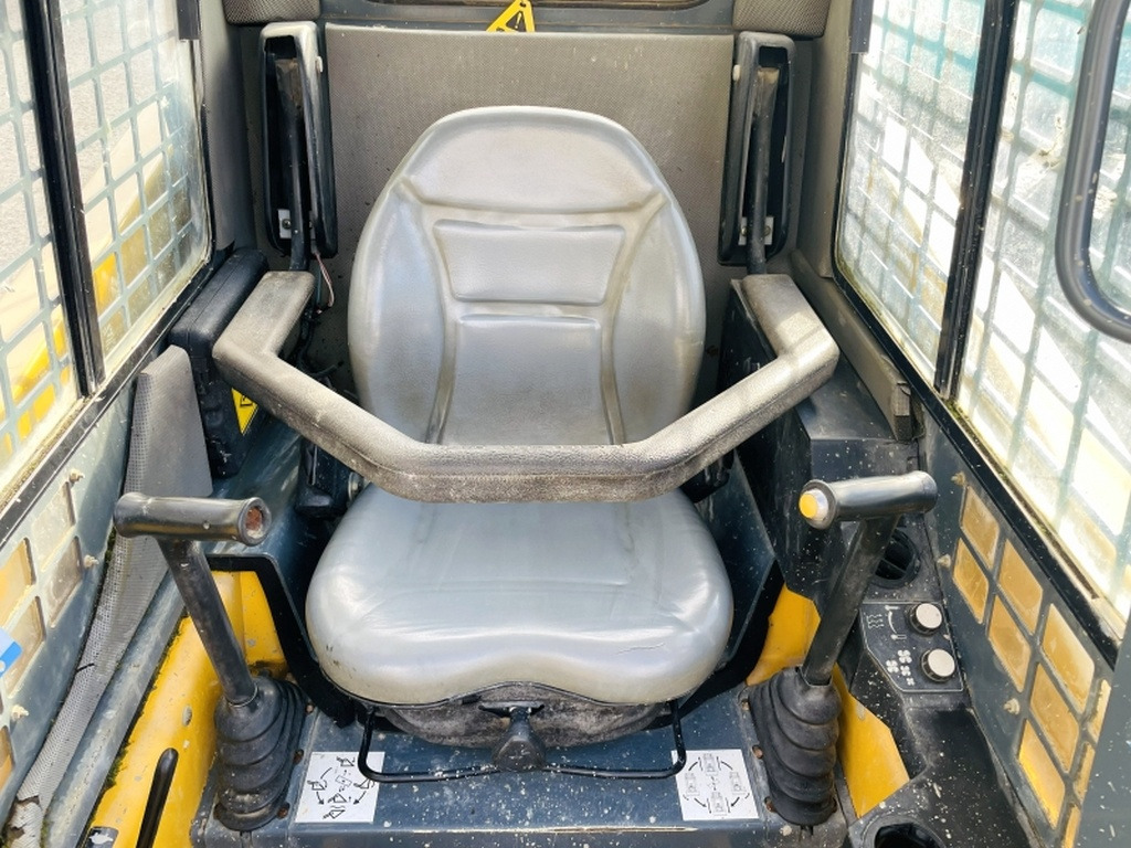 Gehl SL4240 (4090) - Kompaktiekrāvējs: foto 5 Gehl SL4240 (4090) - Kompaktiekrāvējs: foto 5