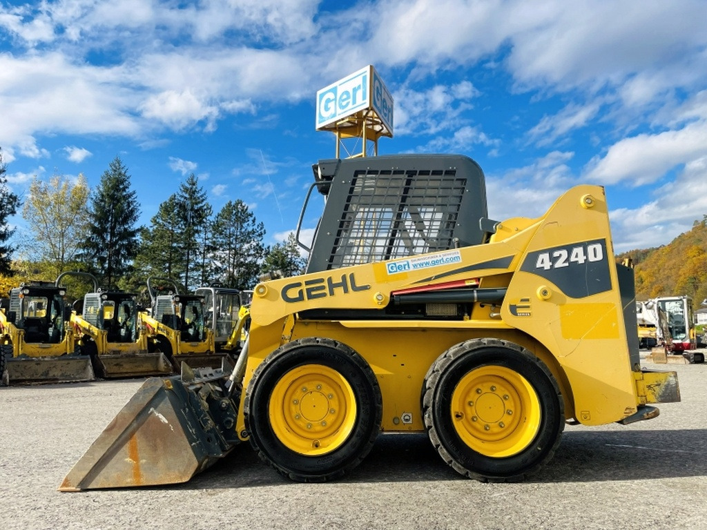 Gehl SL4240 (4090) - Kompaktiekrāvējs: foto 1 Gehl SL4240 (4090) - Kompaktiekrāvējs: foto 1