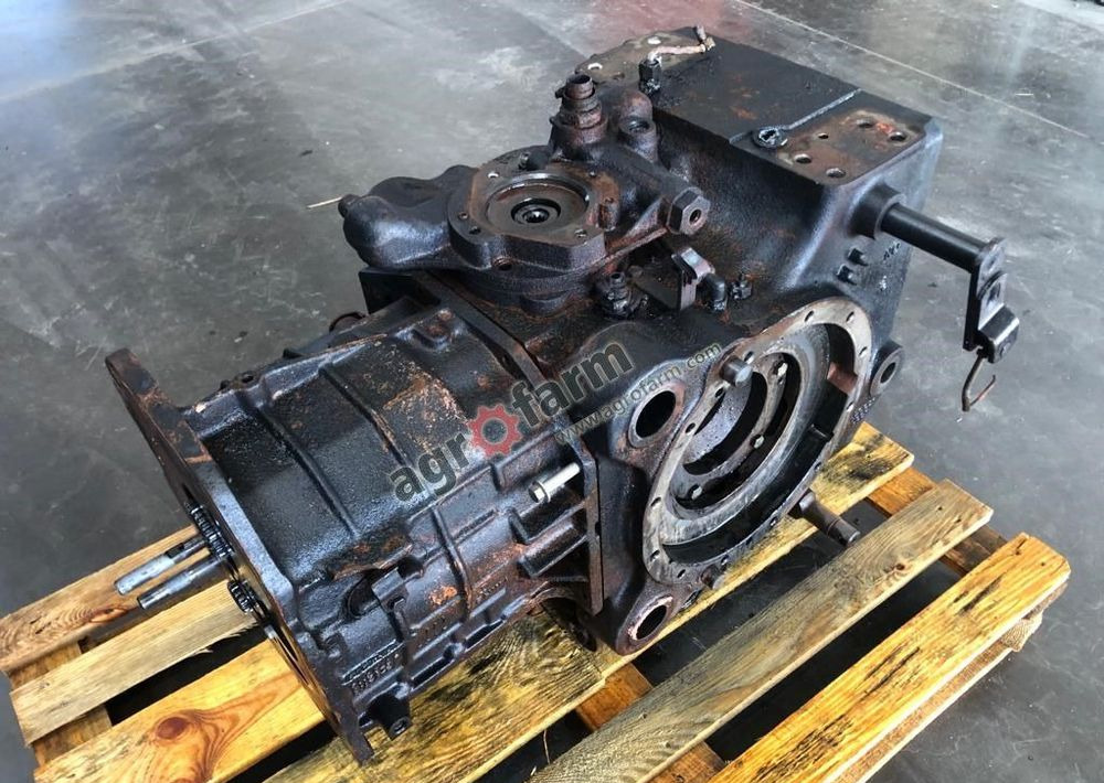 Tylny most John Deere 6400 L115878 - Pārnesumkārba: foto 1 Tylny most John Deere 6400 L115878 - Pārnesumkārba: foto 1