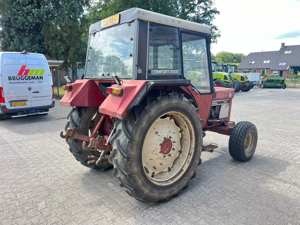 International 744 - Traktors: foto 5 International 744 - Traktors: foto 5