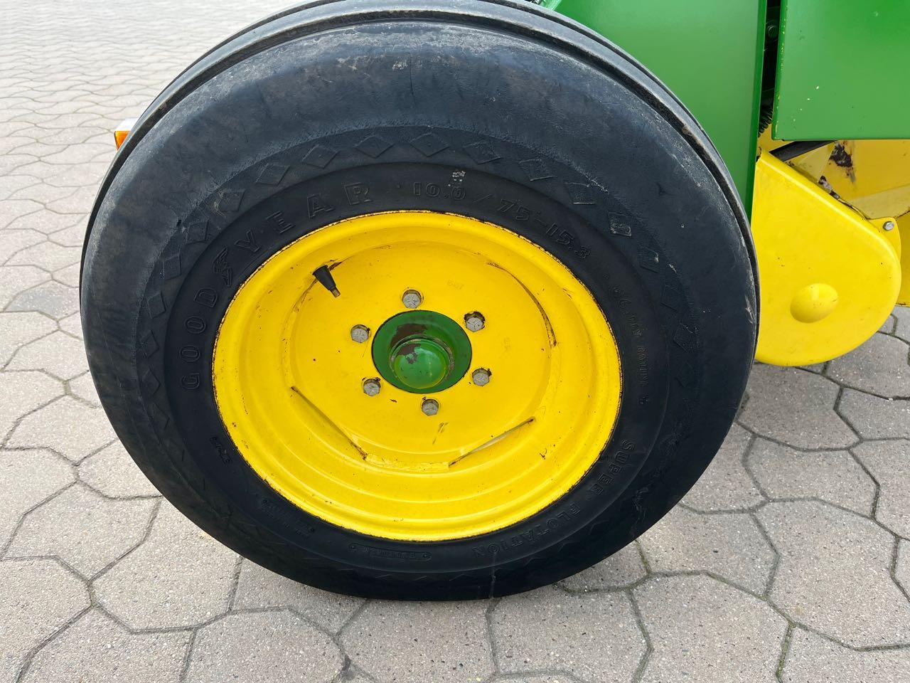 Rituļu prese John Deere 550: foto 10