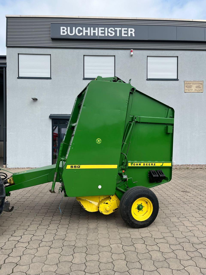 John Deere 550 - Rituļu prese: foto 1 John Deere 550 - Rituļu prese: foto 1