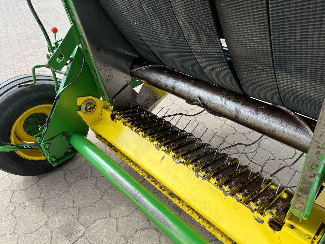Rituļu prese John Deere 550: foto 9