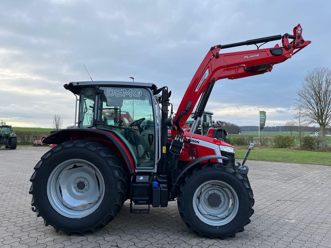 Massey Ferguson 5M.115 Dyna-4 Essential - Traktors: foto 2 Massey Ferguson 5M.115 Dyna-4 Essential - Traktors: foto 2