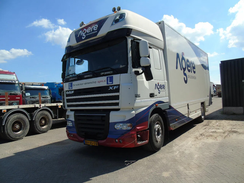 DAF XF 105 .460 + MANUAL + EURO 5 - Kravas automašīna ar slēgto virsbūvi: foto 2 DAF XF 105 .460 + MANUAL + EURO 5 - Kravas automašīna ar slēgto virsbūvi: foto 2