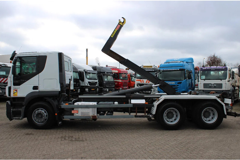 Interior photo 1: Pacēlājs ar āķi Iveco Stralis 460 + 6X2 + 20T
