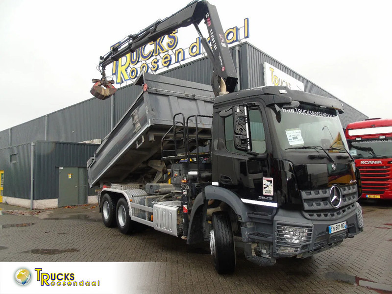 Mercedes-Benz Arocs 2643 + HIAB HIDUO 188B-3 + 6X4 + 3 SIDE TIPPER - Kravas auto ar manipulatoru: foto 1 Mercedes-Benz Arocs 2643 + HIAB HIDUO 188B-3 + 6X4 + 3 SIDE TIPPER - Kravas auto ar manipulatoru: foto 1
