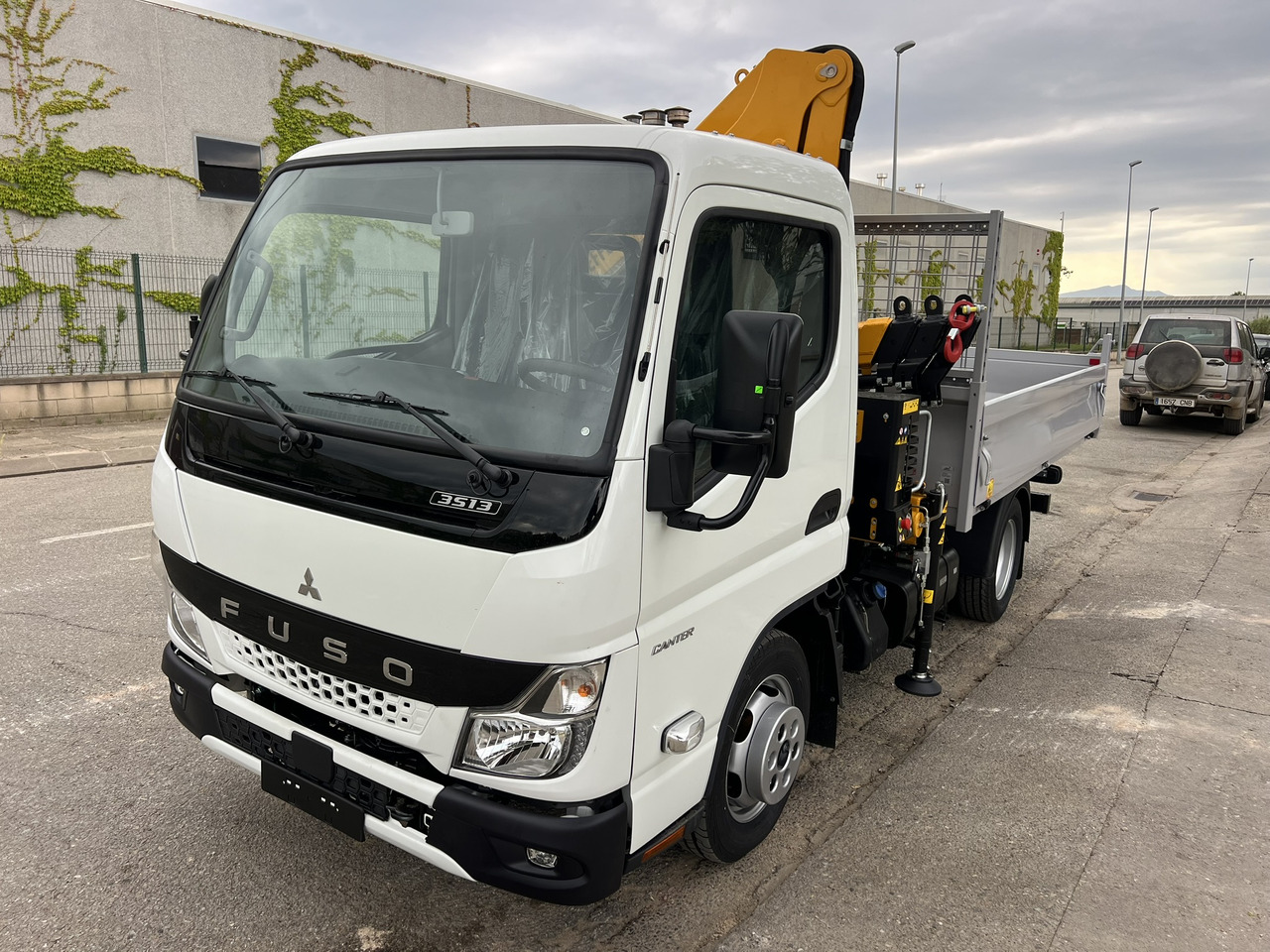 FUSO 35 3S - Kravas auto ar manipulatoru: foto 1 FUSO 35 3S - Kravas auto ar manipulatoru: foto 1