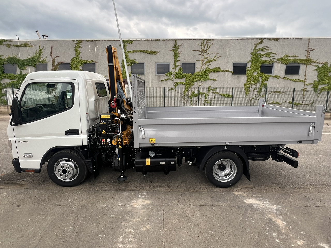 FUSO 35 3S - Kravas auto ar manipulatoru: foto 2 FUSO 35 3S - Kravas auto ar manipulatoru: foto 2