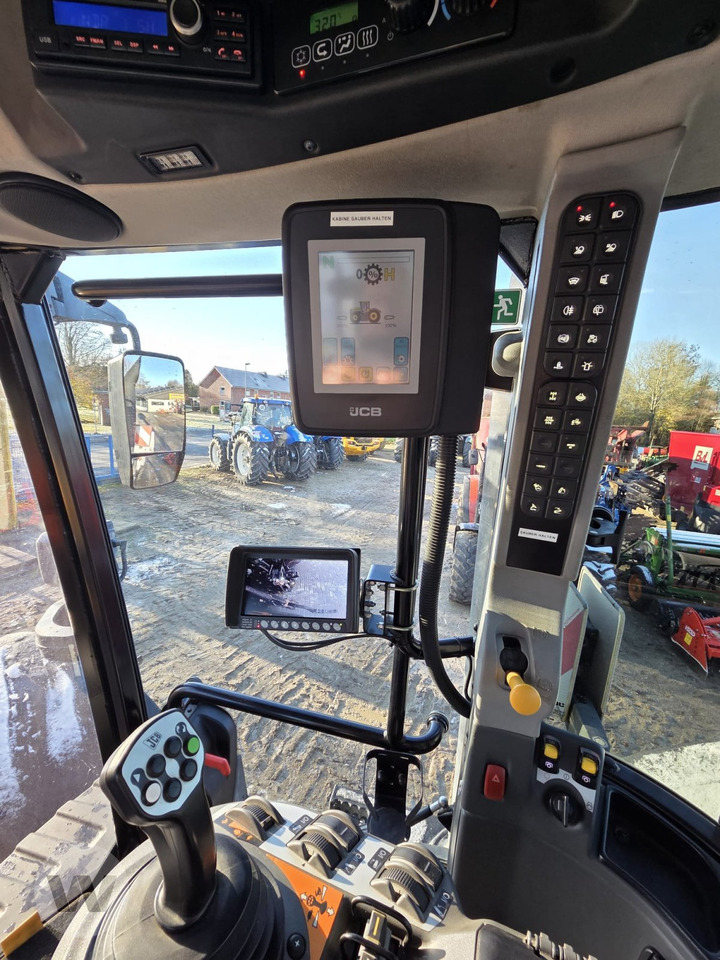 Traktors JCB FasTrac 8330: foto 9 Traktors JCB FasTrac 8330: foto 9