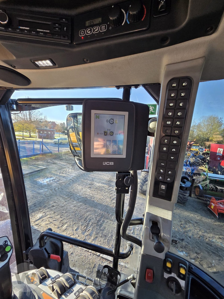 Traktors JCB FasTrac 8330: foto 7 Traktors JCB FasTrac 8330: foto 7