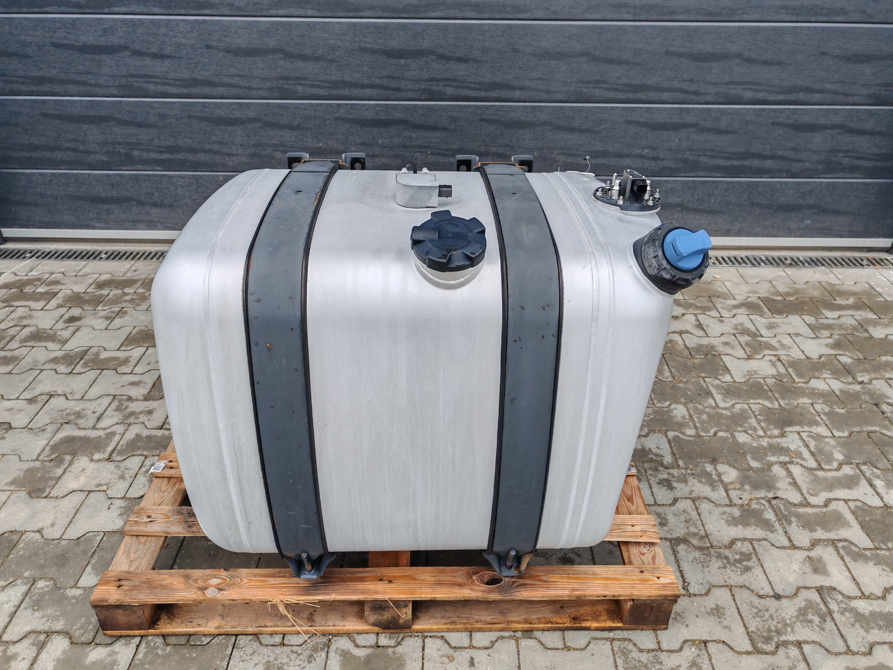 MERCEDES-BENZ ACTROS MP4 / FUEL & ADBLUE TANK / 300L - Degvielas tvertne: foto 2 MERCEDES-BENZ ACTROS MP4 / FUEL & ADBLUE TANK / 300L - Degvielas tvertne: foto 2