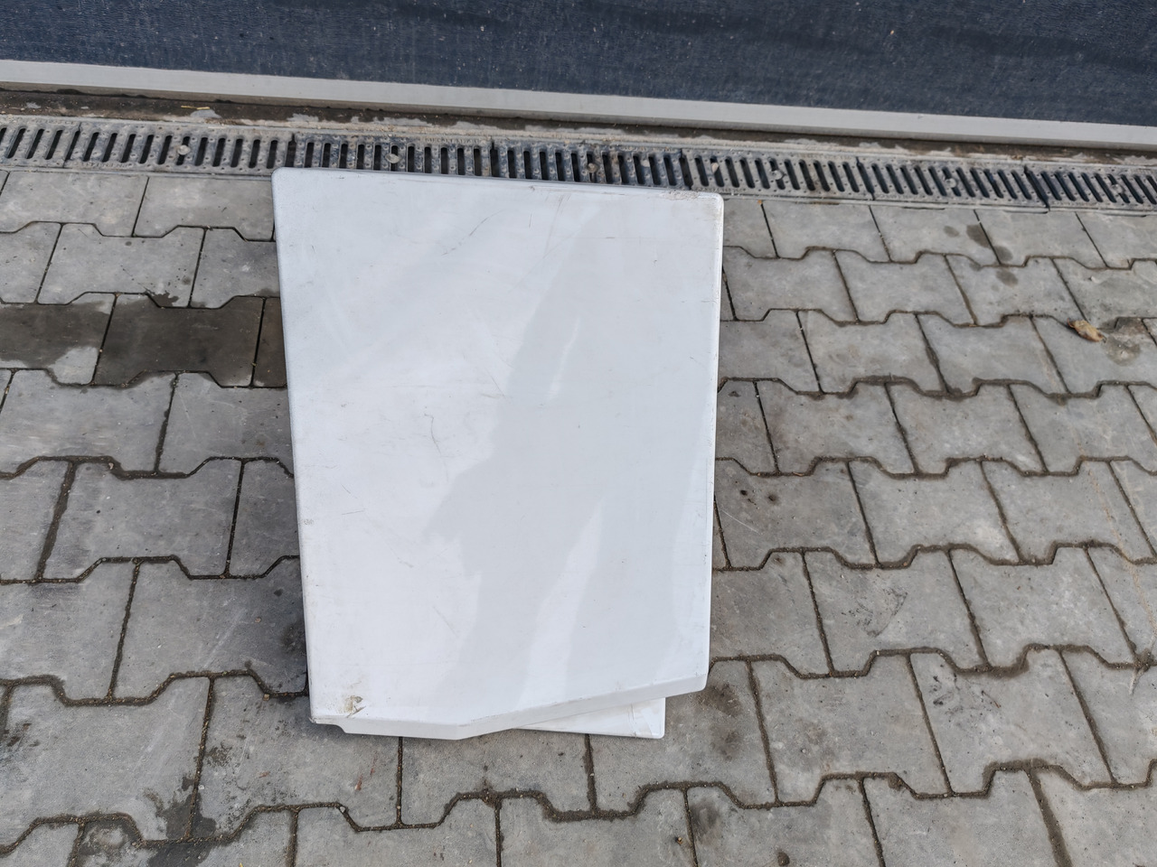 RENAULT RANGE T EURO 6 / HIGH CAB / LEFT SPOILER EXTENDER - Aerodinamika/ Spoileris: foto 2 RENAULT RANGE T EURO 6 / HIGH CAB / LEFT SPOILER EXTENDER - Aerodinamika/ Spoileris: foto 2