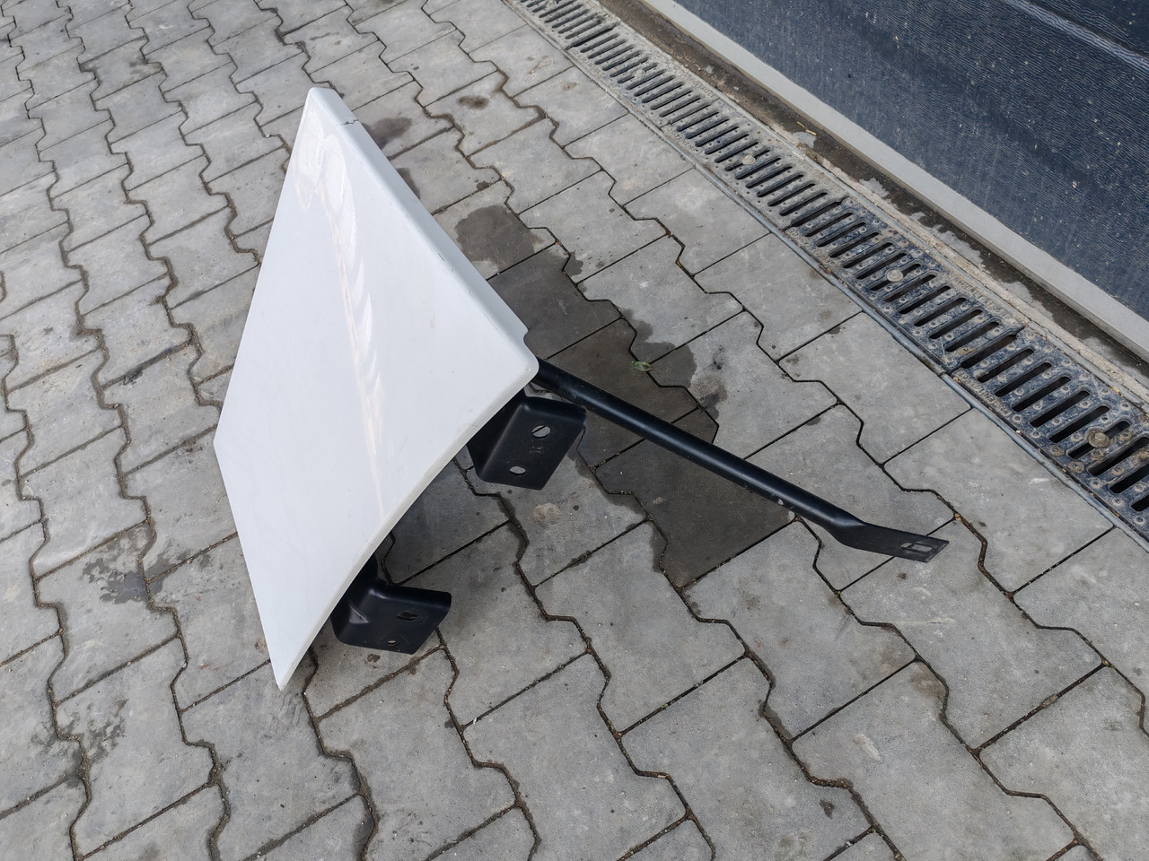 RENAULT RANGE T EURO 6 / HIGH CAB / RIGHT SPOILER EXTENDER - Aerodinamika/ Spoileris: foto 3 RENAULT RANGE T EURO 6 / HIGH CAB / RIGHT SPOILER EXTENDER - Aerodinamika/ Spoileris: foto 3