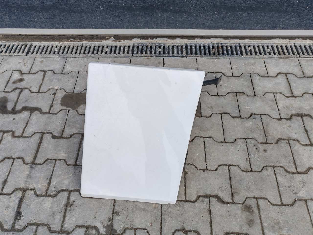 RENAULT RANGE T EURO 6 / HIGH CAB / RIGHT SPOILER EXTENDER - Aerodinamika/ Spoileris: foto 2 RENAULT RANGE T EURO 6 / HIGH CAB / RIGHT SPOILER EXTENDER - Aerodinamika/ Spoileris: foto 2