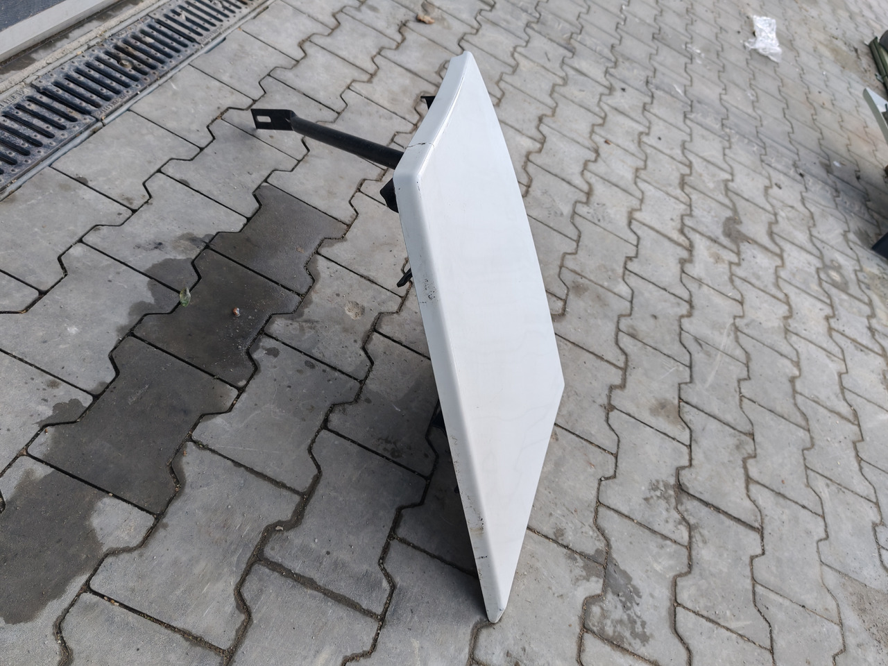 RENAULT RANGE T EURO 6 / HIGH CAB / RIGHT SPOILER EXTENDER - Aerodinamika/ Spoileris: foto 4 RENAULT RANGE T EURO 6 / HIGH CAB / RIGHT SPOILER EXTENDER - Aerodinamika/ Spoileris: foto 4