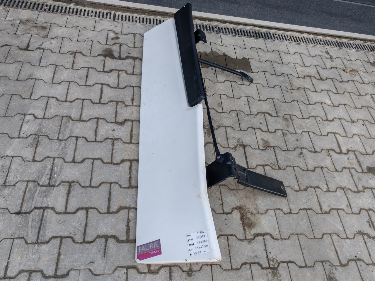 RENAULT RANGE T EURO 6 / HIGH CAB / RIGHT SPOILER - Aerodinamika/ Spoileris: foto 2 RENAULT RANGE T EURO 6 / HIGH CAB / RIGHT SPOILER - Aerodinamika/ Spoileris: foto 2