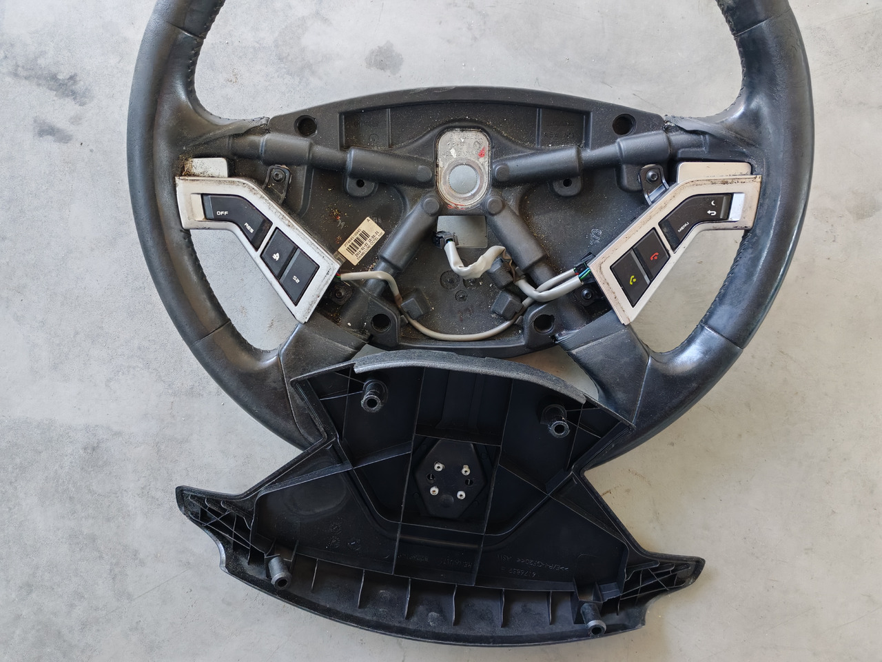 RENAULT RANGE T / STEERING WHEEL / 7484519945 - Stūre: foto 2 RENAULT RANGE T / STEERING WHEEL / 7484519945 - Stūre: foto 2