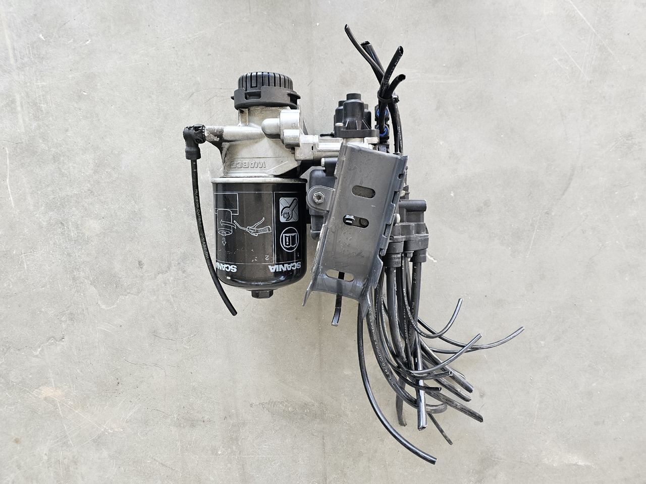 SCANIA APS AIR DRYIER VALVE / 2608040 / WORLDWIDE DELIVERY - Bremžu vārsts: foto 2 SCANIA APS AIR DRYIER VALVE / 2608040 / WORLDWIDE DELIVERY - Bremžu vārsts: foto 2