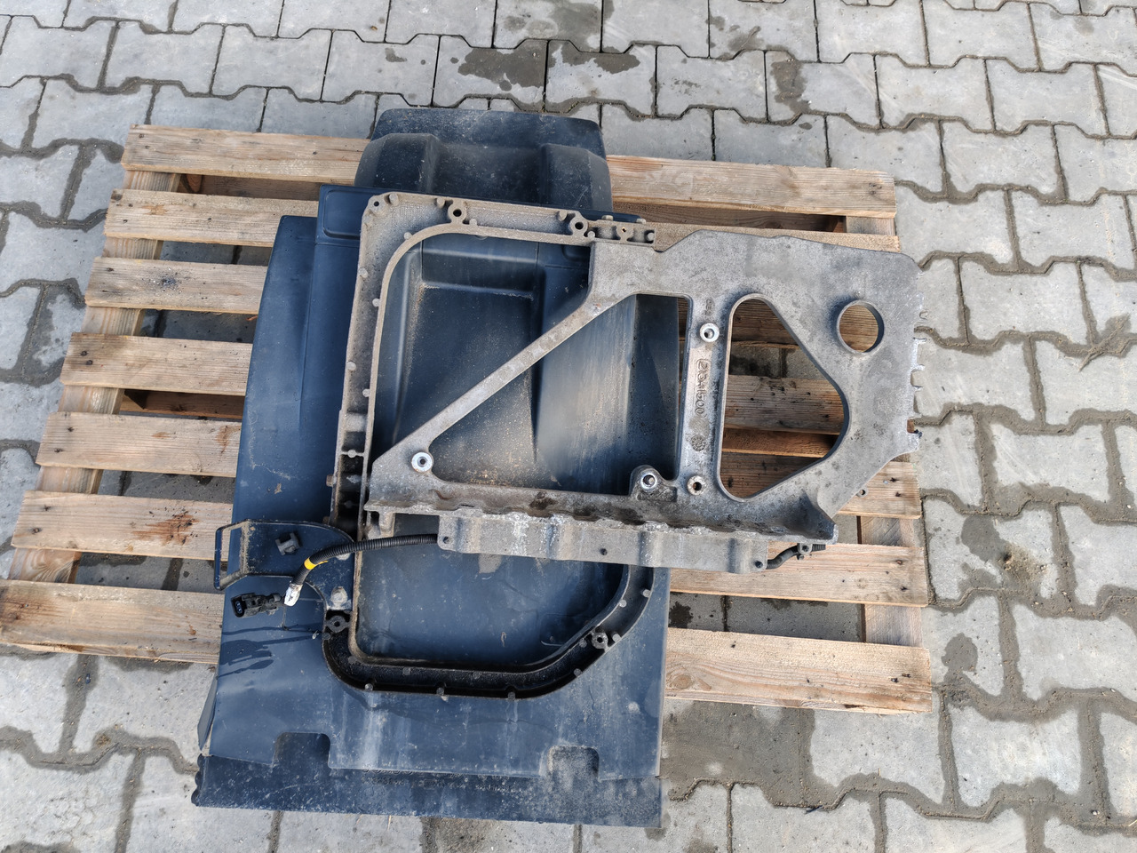 VOLVO FH FM FMX /FRONT AXLE LEFT MODGUARD / COMPLETE - Virsbūve un ārpuse: foto 2 VOLVO FH FM FMX /FRONT AXLE LEFT MODGUARD / COMPLETE - Virsbūve un ārpuse: foto 2