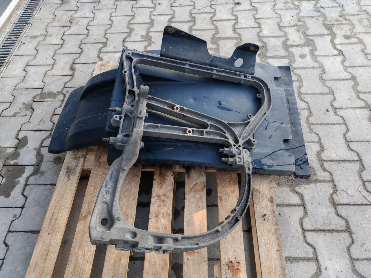 VOLVO FH FM FMX /FRONT AXLE RIGHT MODGUARD / COMPLETE - Virsbūve un ārpuse: foto 4 VOLVO FH FM FMX /FRONT AXLE RIGHT MODGUARD / COMPLETE - Virsbūve un ārpuse: foto 4