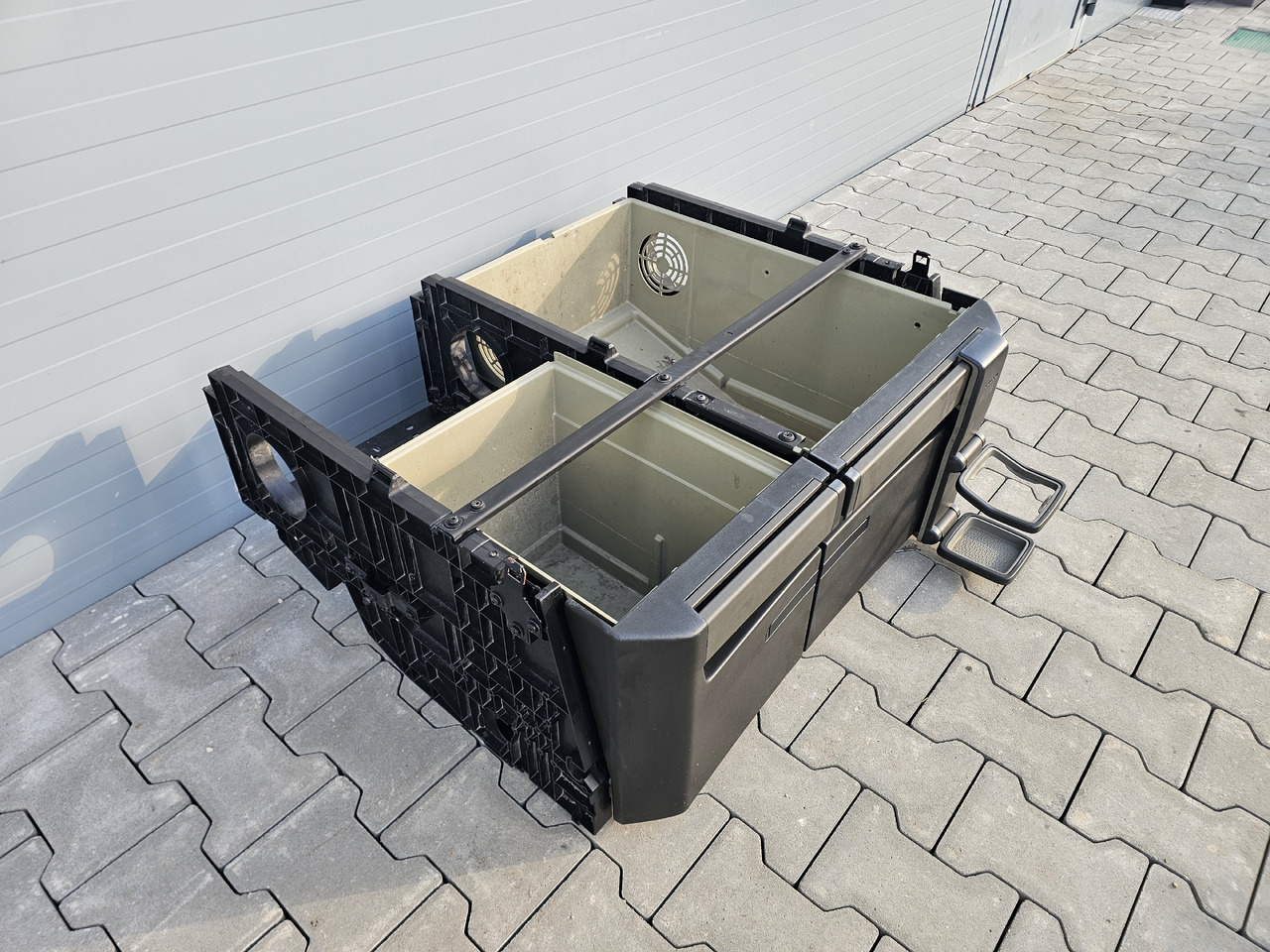 VOLVO FH4 / CABIN UNDERBED STORAGE / 23538347 23538293 - Kabīne un interjers: foto 3 VOLVO FH4 / CABIN UNDERBED STORAGE / 23538347 23538293 - Kabīne un interjers: foto 3