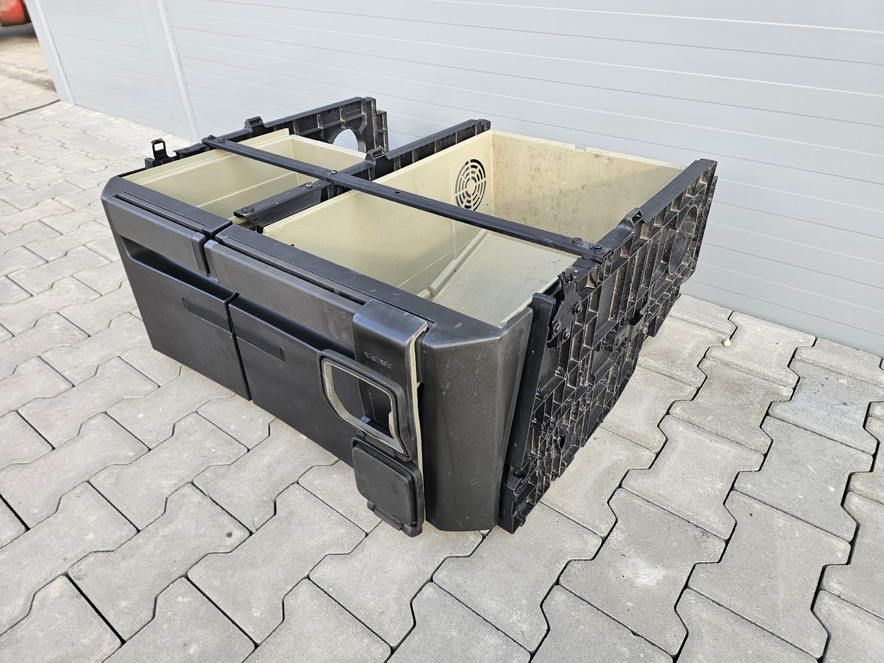 VOLVO FH4 / CABIN UNDERBED STORAGE / 23538347 23538293 - Kabīne un interjers: foto 4 VOLVO FH4 / CABIN UNDERBED STORAGE / 23538347 23538293 - Kabīne un interjers: foto 4