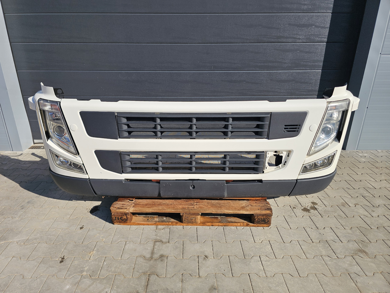 VOLVO FM 3 / COMPLETE FRONT BUMPER - Buferis: foto 1 VOLVO FM 3 / COMPLETE FRONT BUMPER - Buferis: foto 1