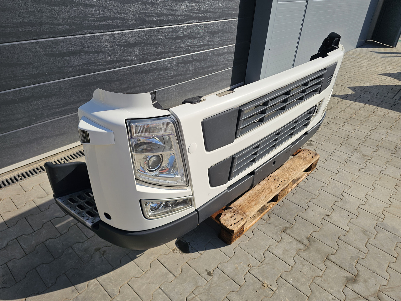 VOLVO FM 3 / COMPLETE FRONT BUMPER - Buferis: foto 2 VOLVO FM 3 / COMPLETE FRONT BUMPER - Buferis: foto 2