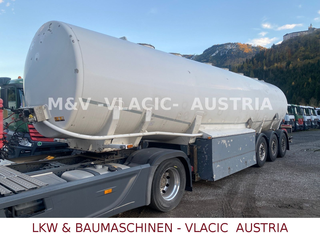 Schwarzmüller Benzin / Diesel 43000L 6Kammer Peillstab - Puspiekabe cisterna: foto 1 Schwarzmüller Benzin / Diesel 43000L 6Kammer Peillstab - Puspiekabe cisterna: foto 1