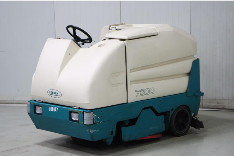 TENNANT 7300E - Grīdas mazgāšanas iekārta: foto 3 TENNANT 7300E - Grīdas mazgāšanas iekārta: foto 3
